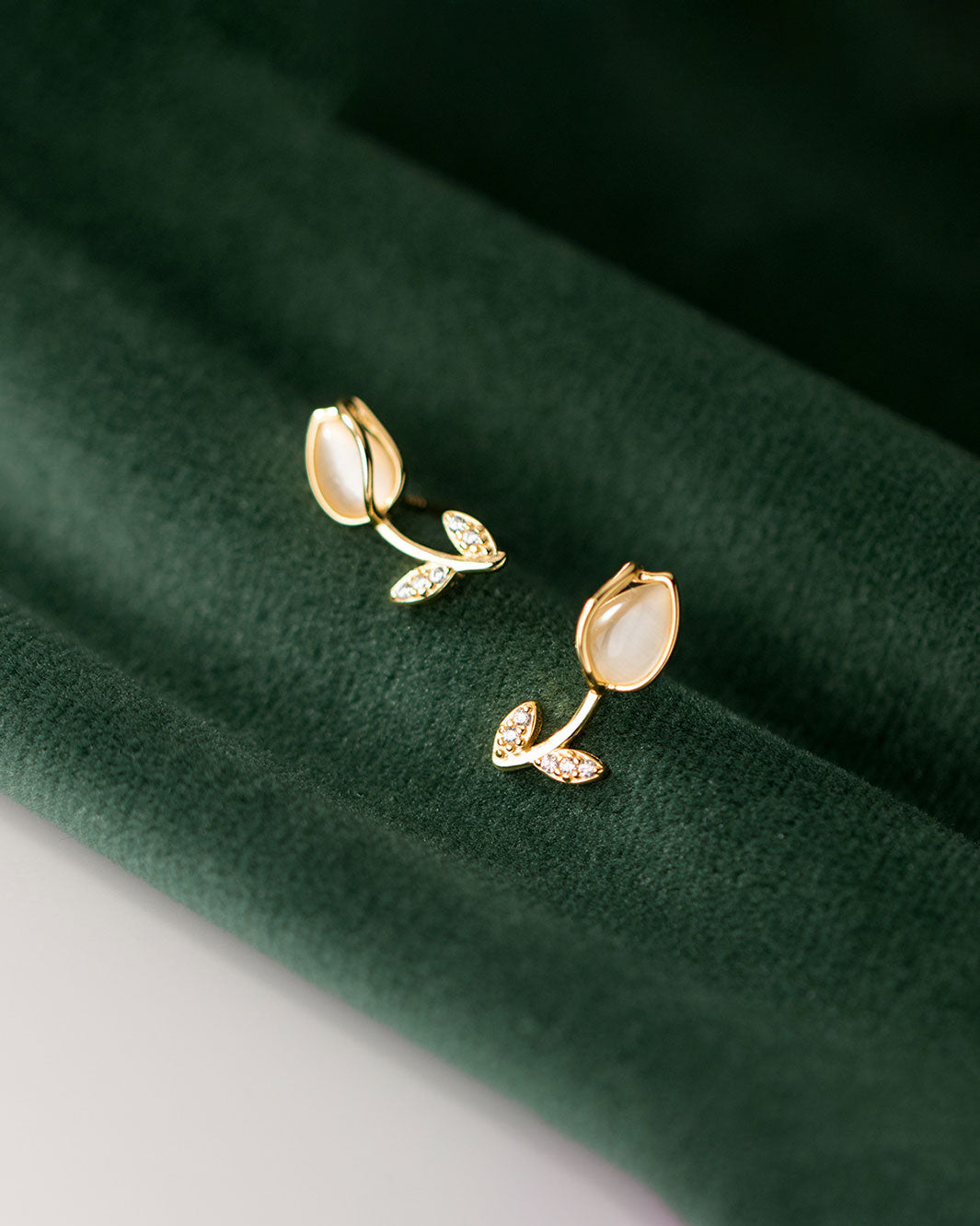 Cat Eye Tulip Stud Earrings
