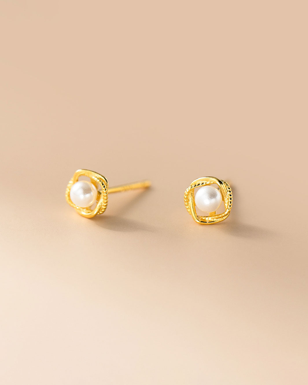 Kira Pearl Stud Earrings
